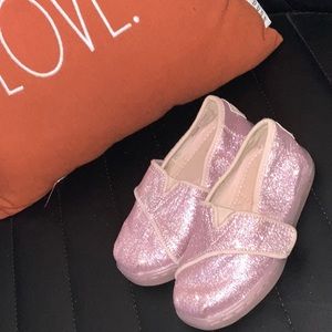 TODDLER GIRL PINK STRAPPED SPARKLE ✨ TOMS SIZE 6